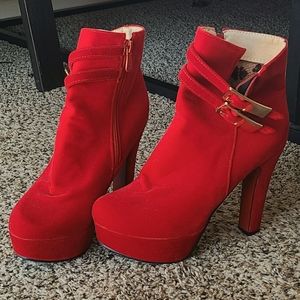 Red velvet booties with gold buckles👠